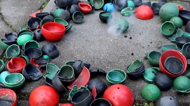 Stop met verkoop plastic vuurwerk 'knetterbal'