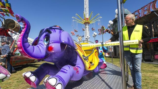 Zwieren, zwaaien en rondjes draaien op de kermis in de anderhalvemeter-samenleving