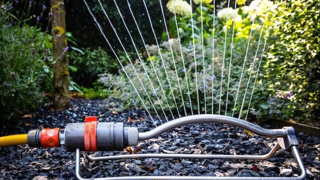 Waterverbruik fors gestegen: 'Water verbruik je toch, maar je hoeft het niet te verspillen'