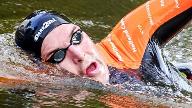 Maarten van der Weijden stopt met Elfstedenzwemtocht vanwege ziekte