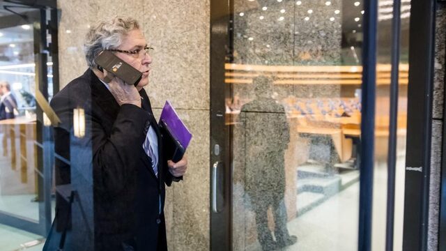 Henk Krol deelt Gouden Tol uit aan VVD-Kamerlid Yeşilgöz