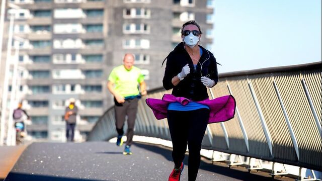 Moet ik meer dan 1,5 meter afstand houden bij hardlopers? Vragen en antwoorden uit het coronaspreekuur