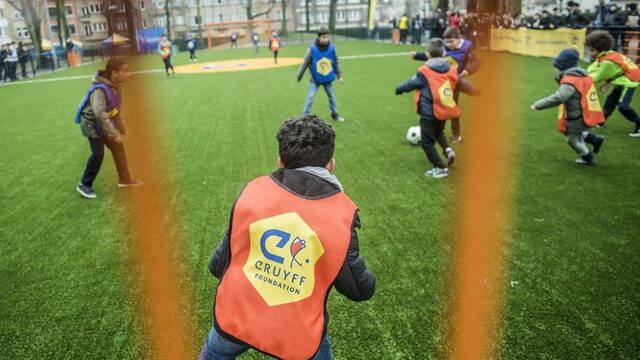 Leidt voetballen op kunstgras tot meer blessures?