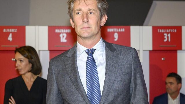 'Ajax, ga lekker ergens anders ballen'