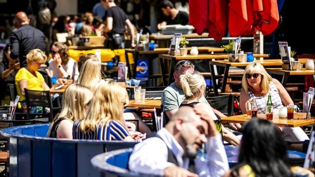'Scenario om horeca over drie weken gecontroleerd weer te openen'