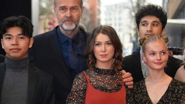 In een muisstille zaal kijken naar het drama van Utøya