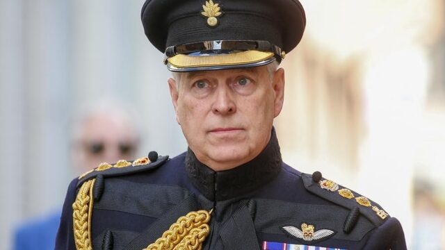 Podcast De Dag: Hoe kon het zo ver komen met prins Andrew?