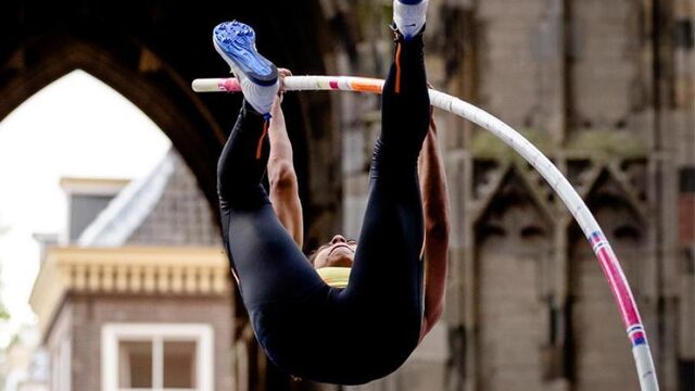 Uniek: NK polsstokhoogspringen onder de Utrechtse Dom