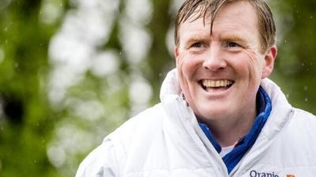 Is Willem-Alexander ‘te gewoon’ als koning? ‘Hij staat in de rij bij Albert Heijn’
