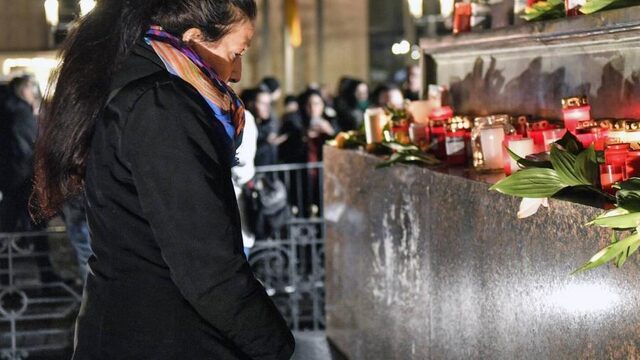 Wake in Hanau drukbezocht: 'Wat moet je zeggen na zo'n groot verlies?'
