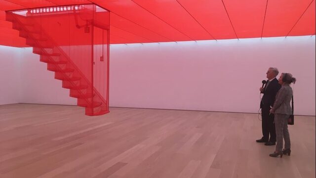 Een unieke ervaring: kunstverzamelaar Joop van Caldenborgh geeft een persoonlijke rondleiding door museum Voorlinden