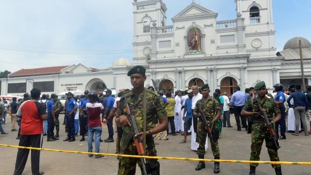 Veel doden en honderden gewonden bij aanslagen in Sri Lanka