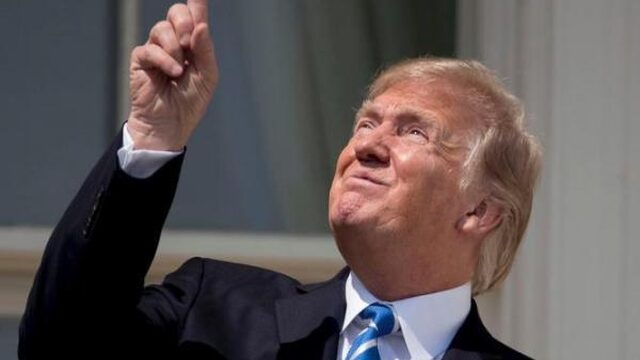 President Trump gebruikt geen eclipsbril