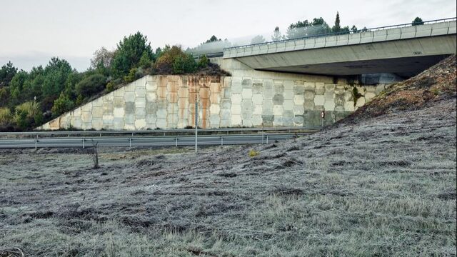 Begraven onder een snelweg of brug