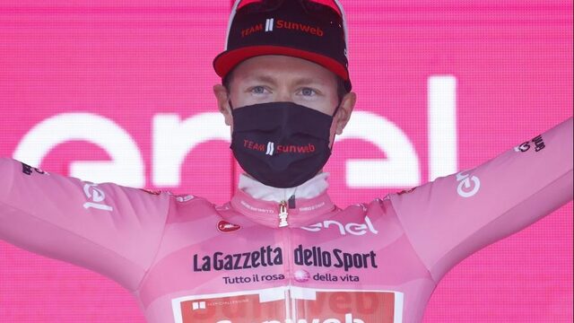 Kelderman worstelt in monsterrit, maar komt boven met roze in Giro