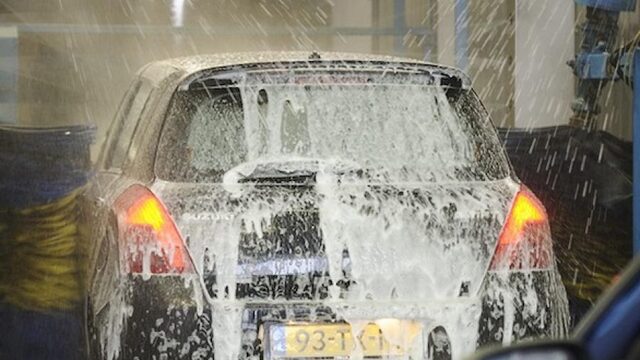 Schade aan je auto door de wasstraat? 'Zonder bewijs heb je geen poot om op te staan'