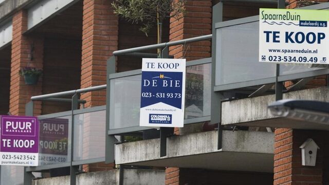 Huizenprijzen blijven stijgen: 'Makelaars spelen vies spelletje waar consument de dupe van is'