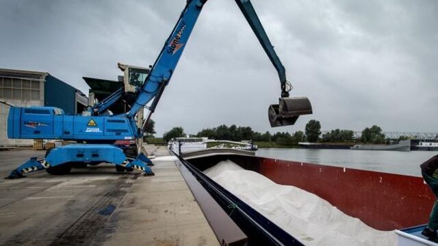Eerste schip met strooizout komt aan in Nederland
