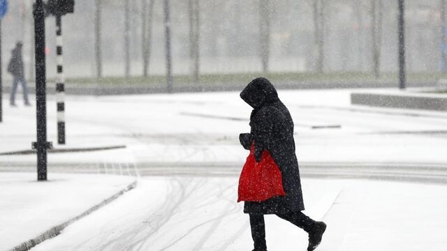 Sneeuw in Nederland: NS 'schopt paniek', Schiphol 'blijft rustig'
