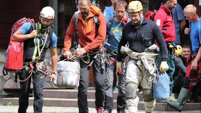 Ingesloten Polen zijn uitzondering volgens speleologen: 'Grotklimmen is veilige sport'