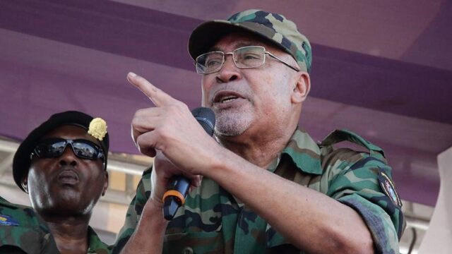 Bouterse in militair uniform voor de rechtbank, zitting in maart verder