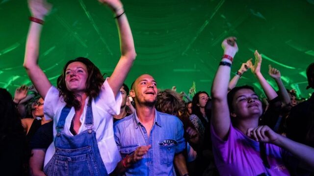Podcast De Dag: Wat kan er wel? Over corona-experimenten in binnen- en buitenland