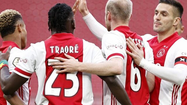 Ajax wint met vette cijfers, maar duel eindigt in blessuregolf