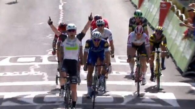 Mark Cavendish wint sprint en verovert eerste gele trui