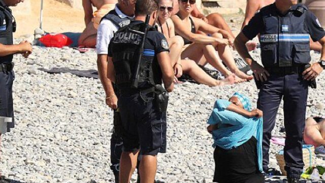 Moslima moet zich op strand van Nice ontkleden