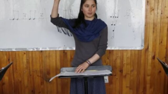 Deze vrouwelijke dirigent uit Afghanistan laat zien dat alles mogelijk is