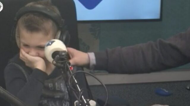 Guido (9) wordt verrast door zijn held Arjen Robben