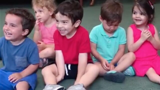 Dit moet je zien! Filmpje van lachende peuter gaat viraal