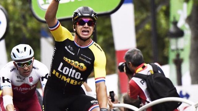Groenewegen grijpt eerste Touretappe op Champs-Élysées