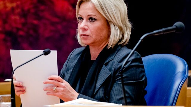 Kamerfracties sparen Hennis niet