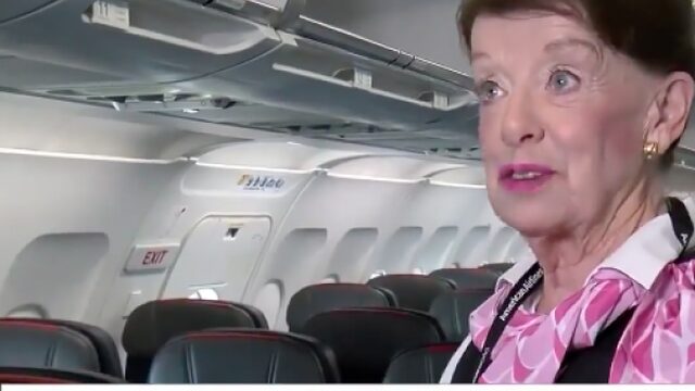 Deze stewardess vliegt al zestig jaar