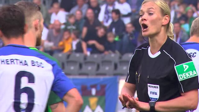 Vrouwelijke scheidsrechters in een mannenwereld: 'Ga afwassen!'