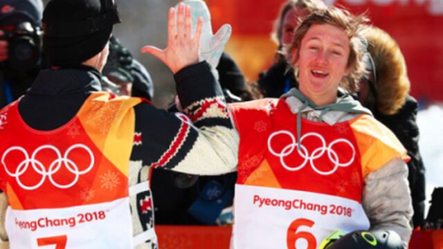 Snowboarder verslaapt zich, vergeet jas, wint tóch goud en gaat nu viral