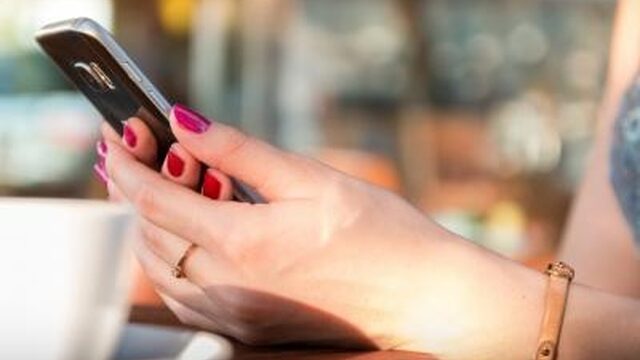 'Phubbing' is schadelijk voor je sociale contacten