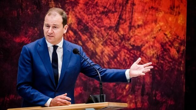 Asscher: 'Zorgmedewerkers moeten structurele waardering krijgen'
