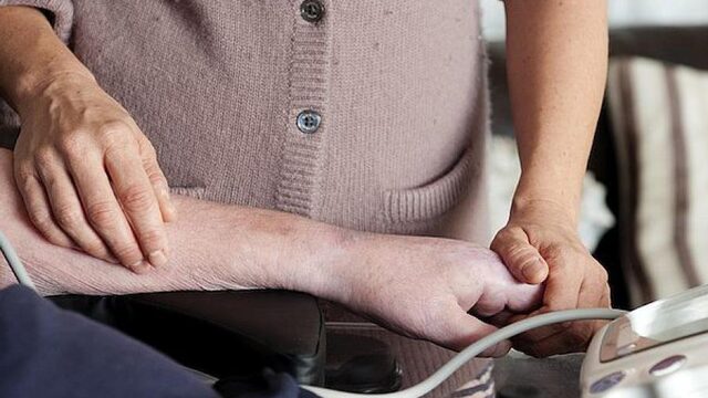 Verkoop zuurstof- en bloeddrukmeters geëxplodeerd door corona: 'Mensen willen eigen gezondheid controleren'