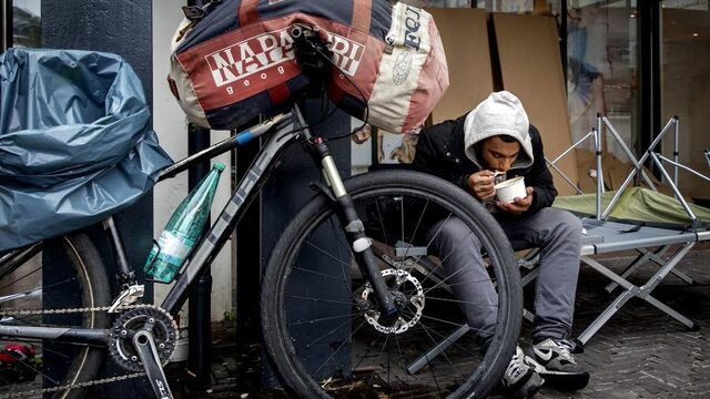 Forse stijging aantal daklozen Nederland: 'Zet leegstaande kantoorgebouwen in'
