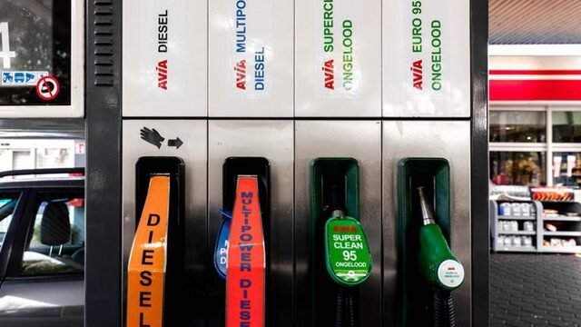 Benzineprijs fors gestegen ondanks de lage vraag: hoe kan dat?
