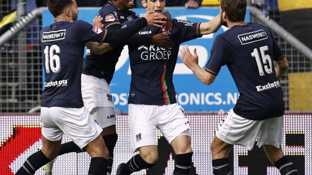 NEC keert na vier jaar terug in de Eredivisie door late goal Okita