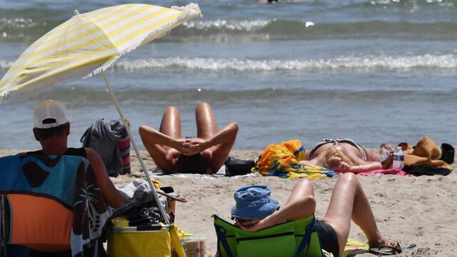 Dionne en Toine gaan op zoek naar muzikale vakantieverhalen in 'De Zomer Van...'