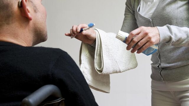 Laagopgeleiden helpen meer in hun omgeving