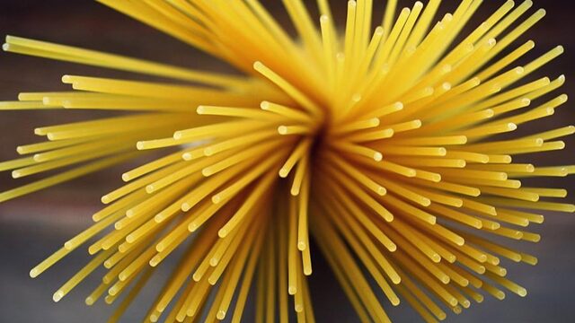 Waarom breekt spaghetti altijd in meer dan twee stukken?