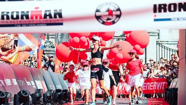 Els Visser overleefde een bootongeluk en wint Iron Man
