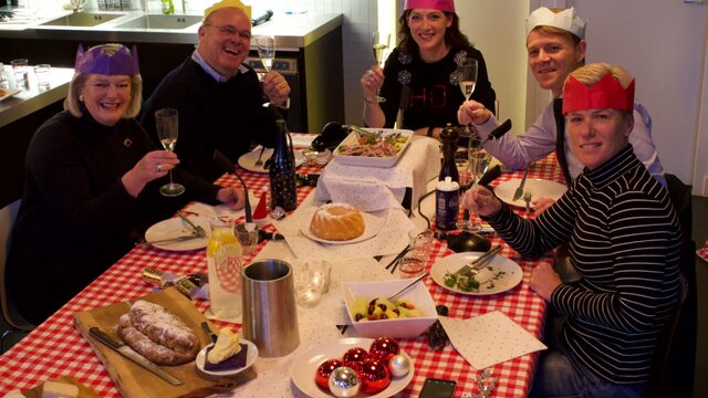 Bijzonder gezelschap aan tafel bij Spraakmakers op eerste kerstdag