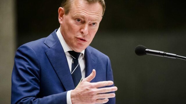 Minister Bruins: ‘Prijsstijging dure kankermedicijn Novartis moet van tafel’