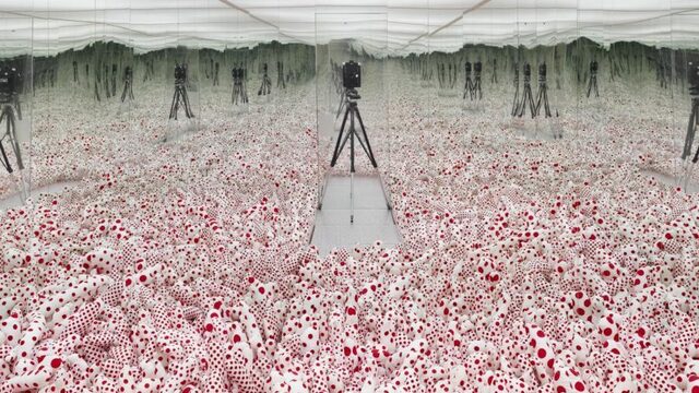 Mensen staan in de rij voor de kunstwerken van de 90-jarige Yayoi Kusama